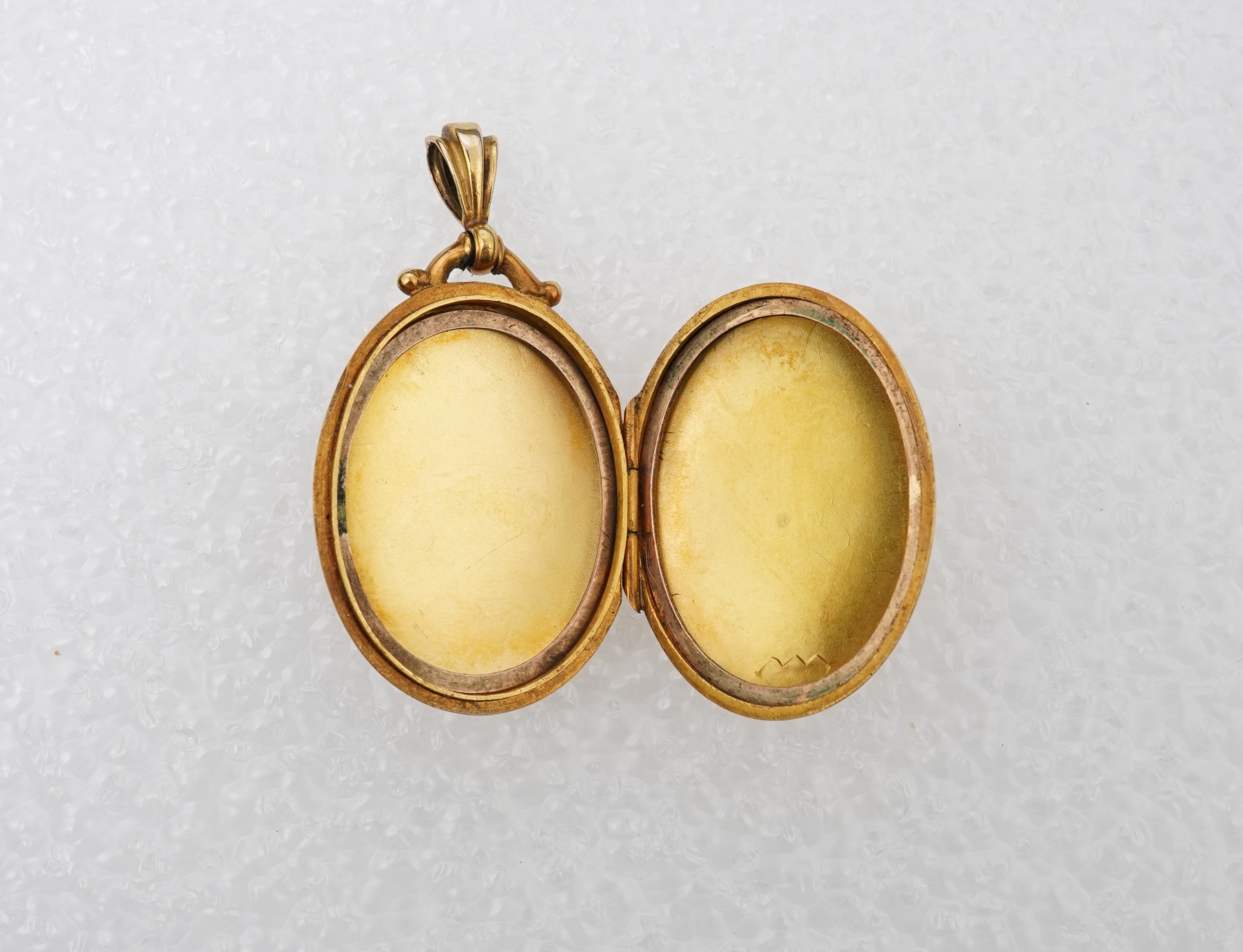 An Edwardian gold locket, early 20th century
